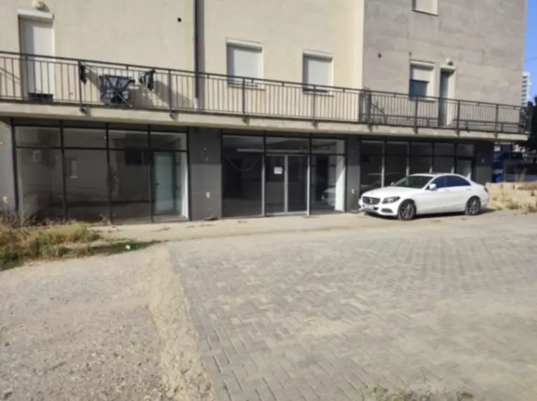 Lokal & Zyrë • 240m2